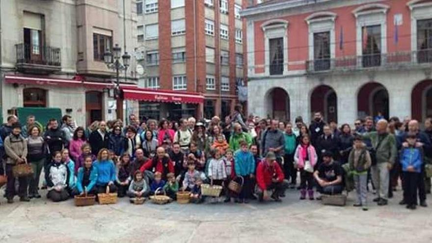 Foto de familia de la salida organizada por la Asociación Piloñesa de Micología el año pasado.