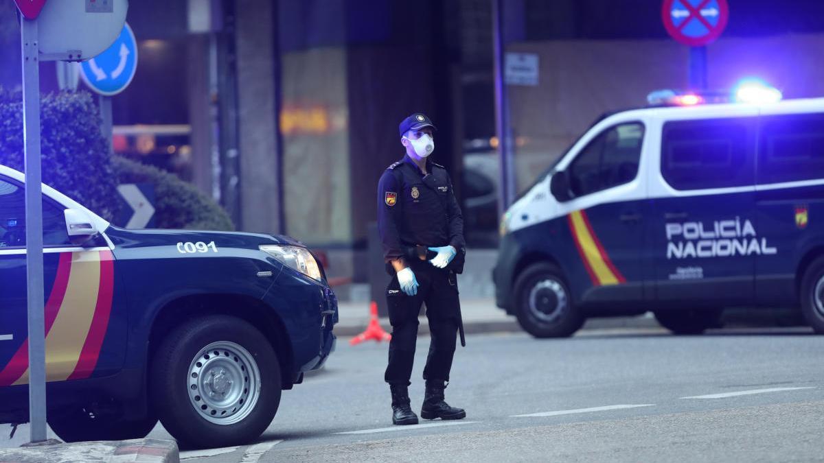 Un agente de la Policía Nacional, en Vigo