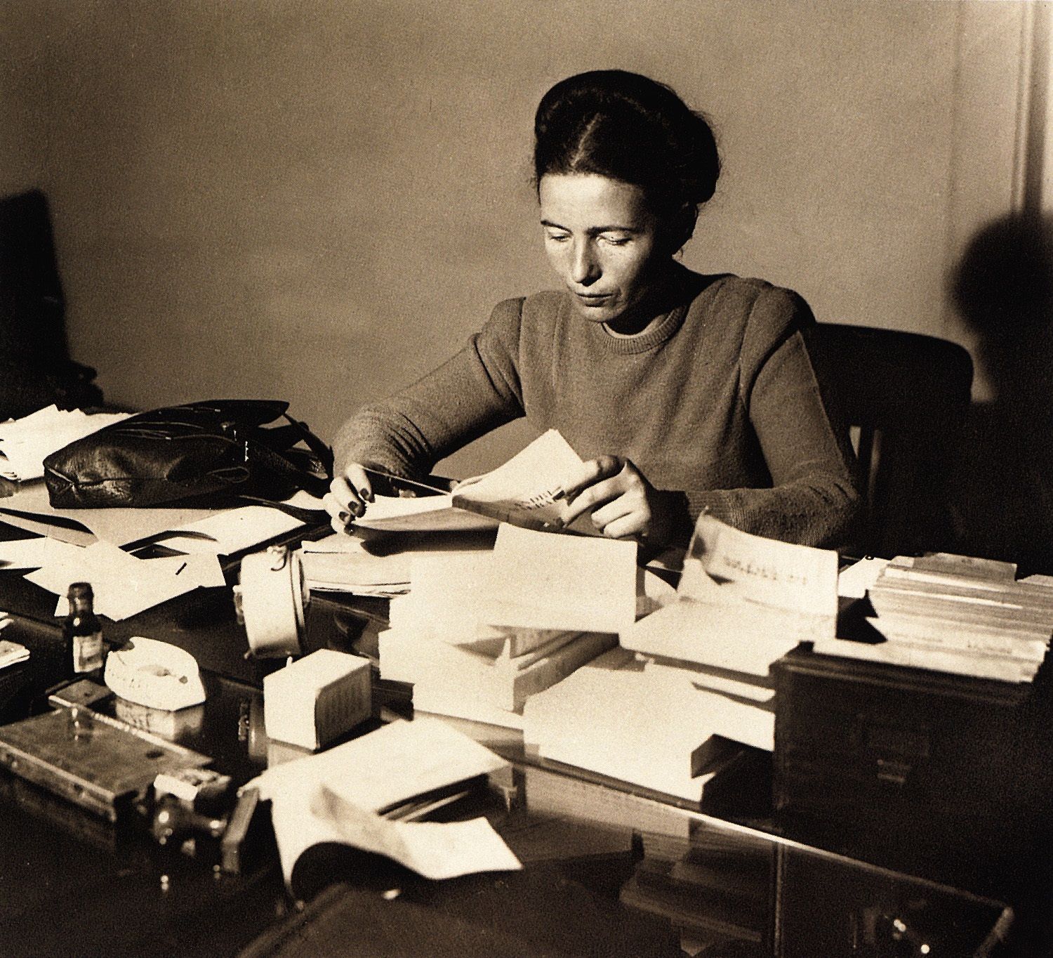 Simone de Beauvoir, fotografiada en su despacho en 1945