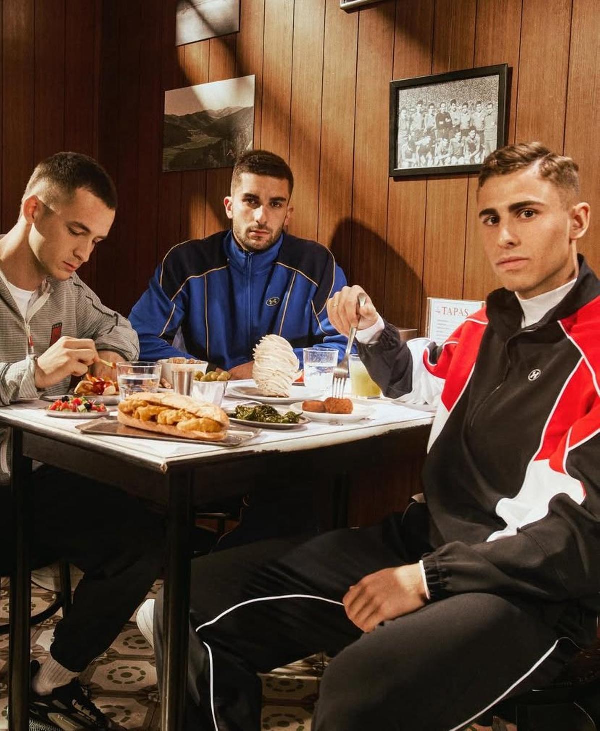 Fermín, Ferran Torres y Marc Casadó en la campaña "Comerse al rival"