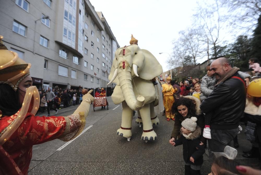 Los Reyes Magos recorren la ciudad desde O Castrillón hasta la plaza de María Pita.