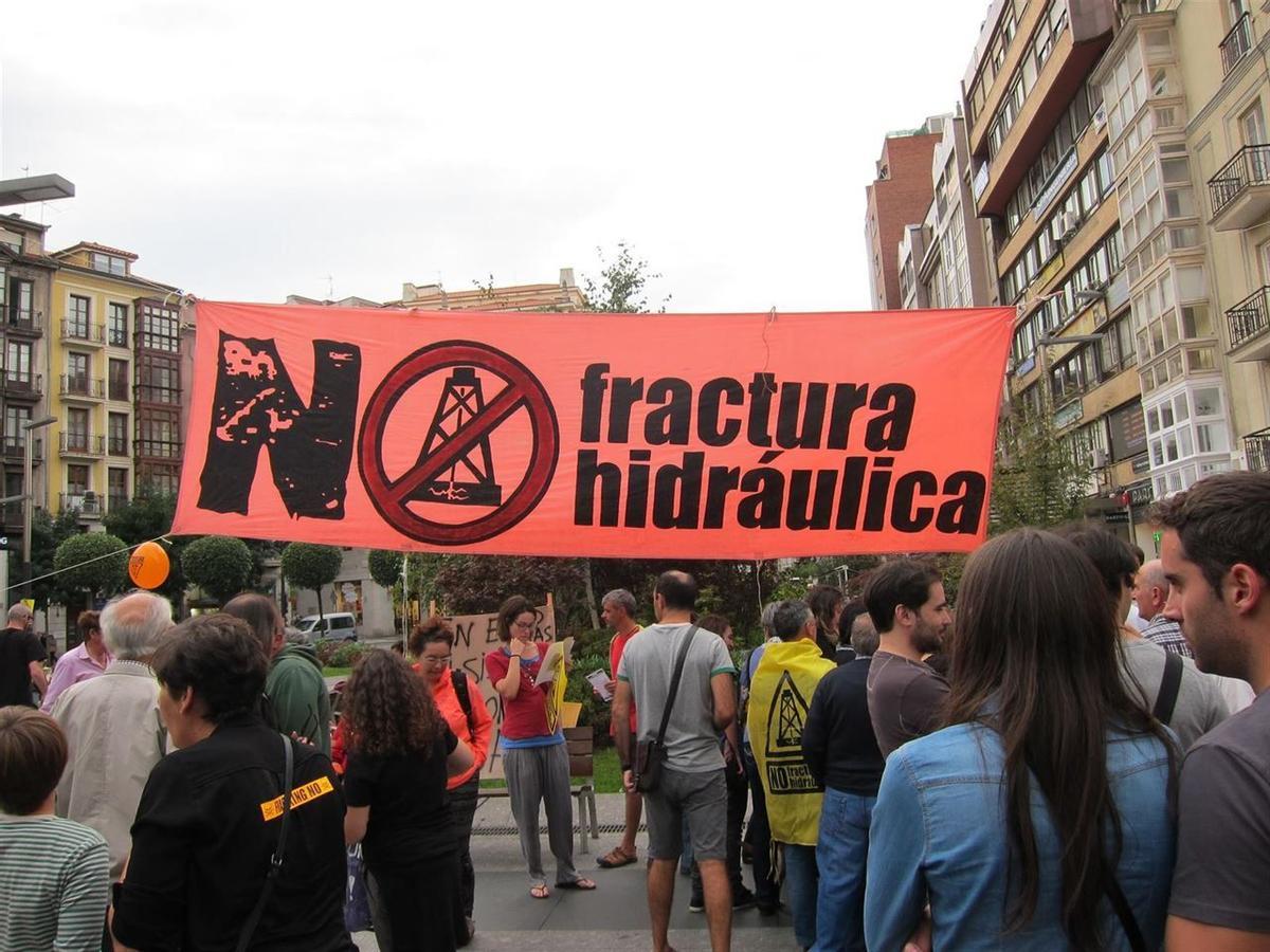 Manifestación contra el fracking en Santander.