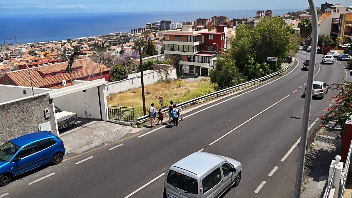 Carretera Santa Cruz-La Laguna (TF-180), en una de las zonas que corresponde a la capital.