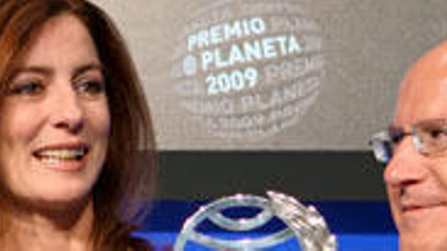 Angeles Caso posa con el Premio Planeta, ayer en Barcelona