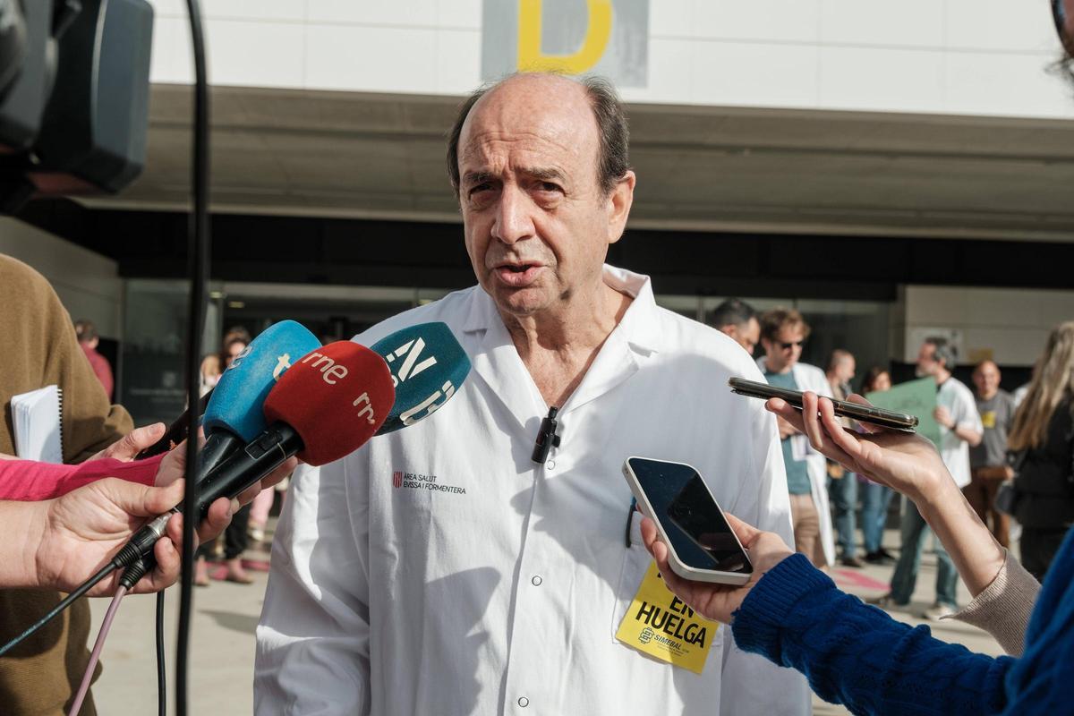 Todas las fotos de la concentración de médicos en el Hospital de Ibiza