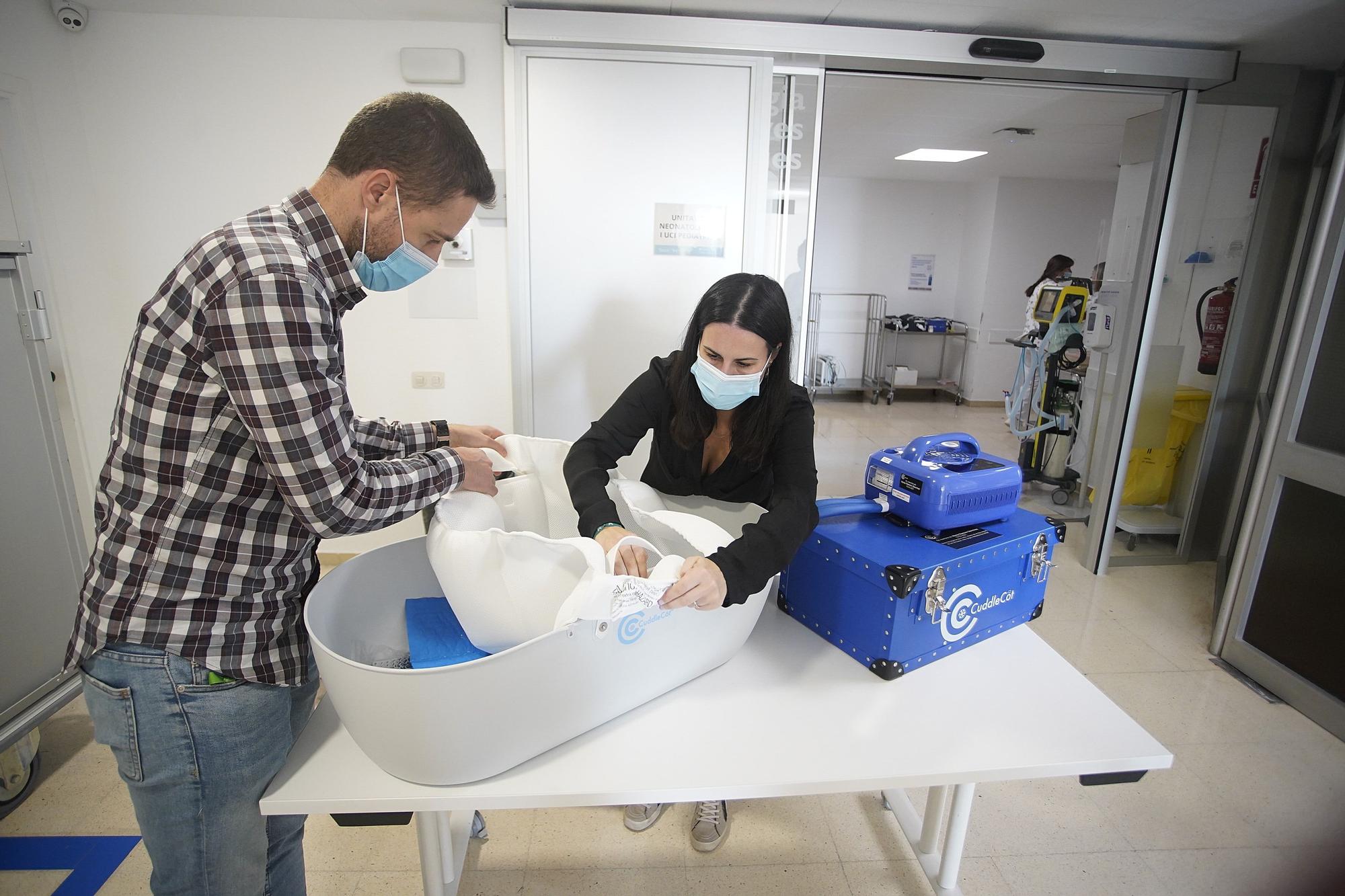 Una família dona un bressol per facilitar el dol perinatal a l'hospital Trueta de Girona