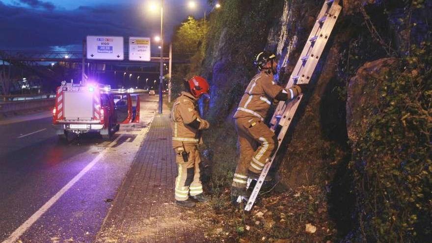 Los bomberos tras limpiar la vía cortada en la Nacional120. // Iñaki Osorio