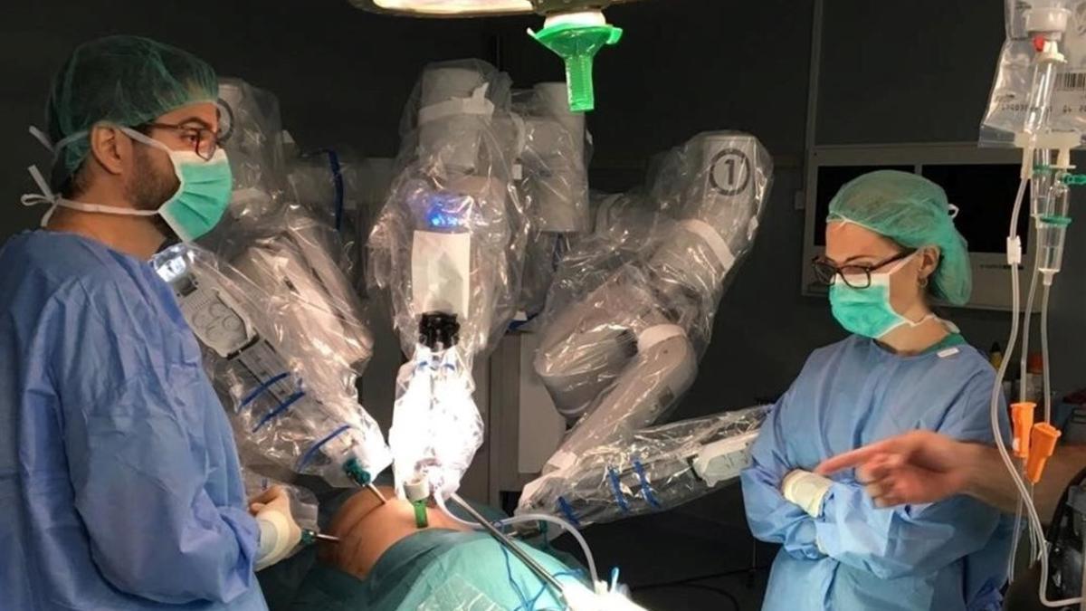Médicos del hospital Joan XXIII de Tarragona en el quirófano con el brazo robótico.