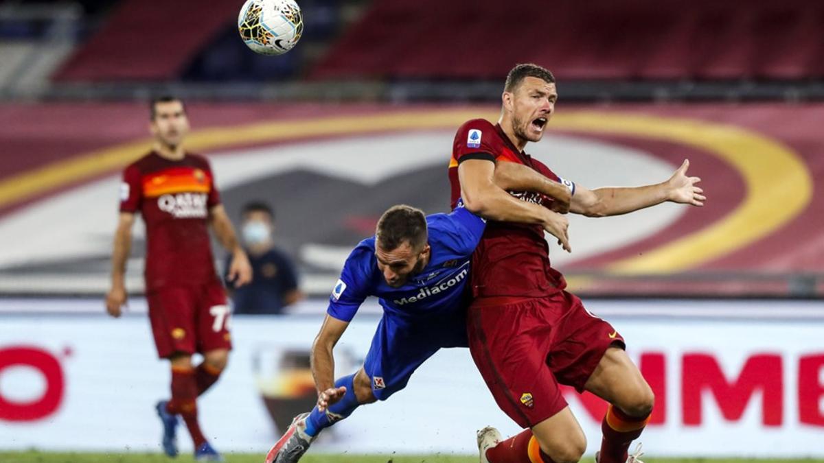 Edin Dzeko disputa un balón con Germán Pezzella durante un Roma-Fiorentina
