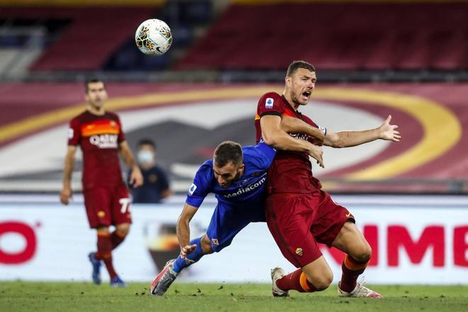 Edin Dzeko disputa un balón con Germán Pezzella durante un Roma-Fiorentina