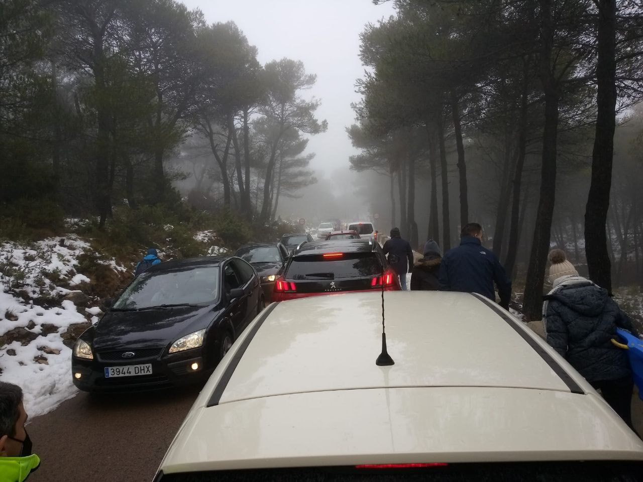 Unos 300 vehículos bloquean una maquina quitanieves en Sierra Aitana