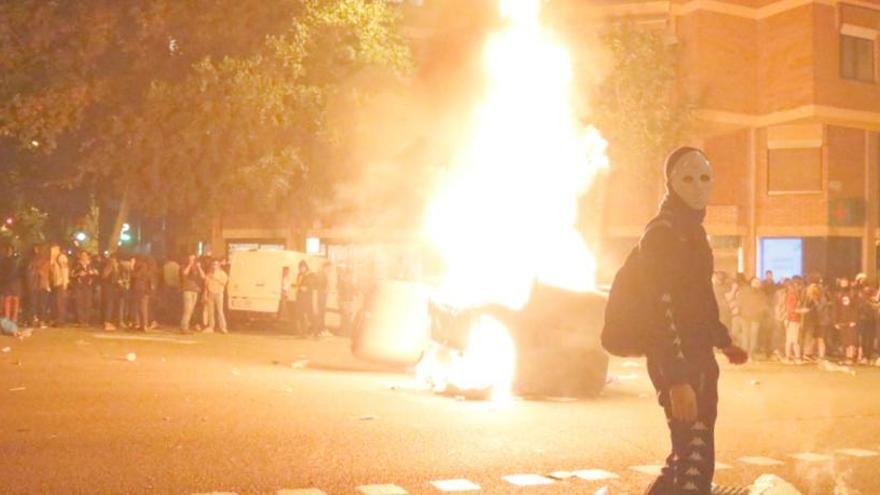 Barricades de foc i batalla campal a Barcelona