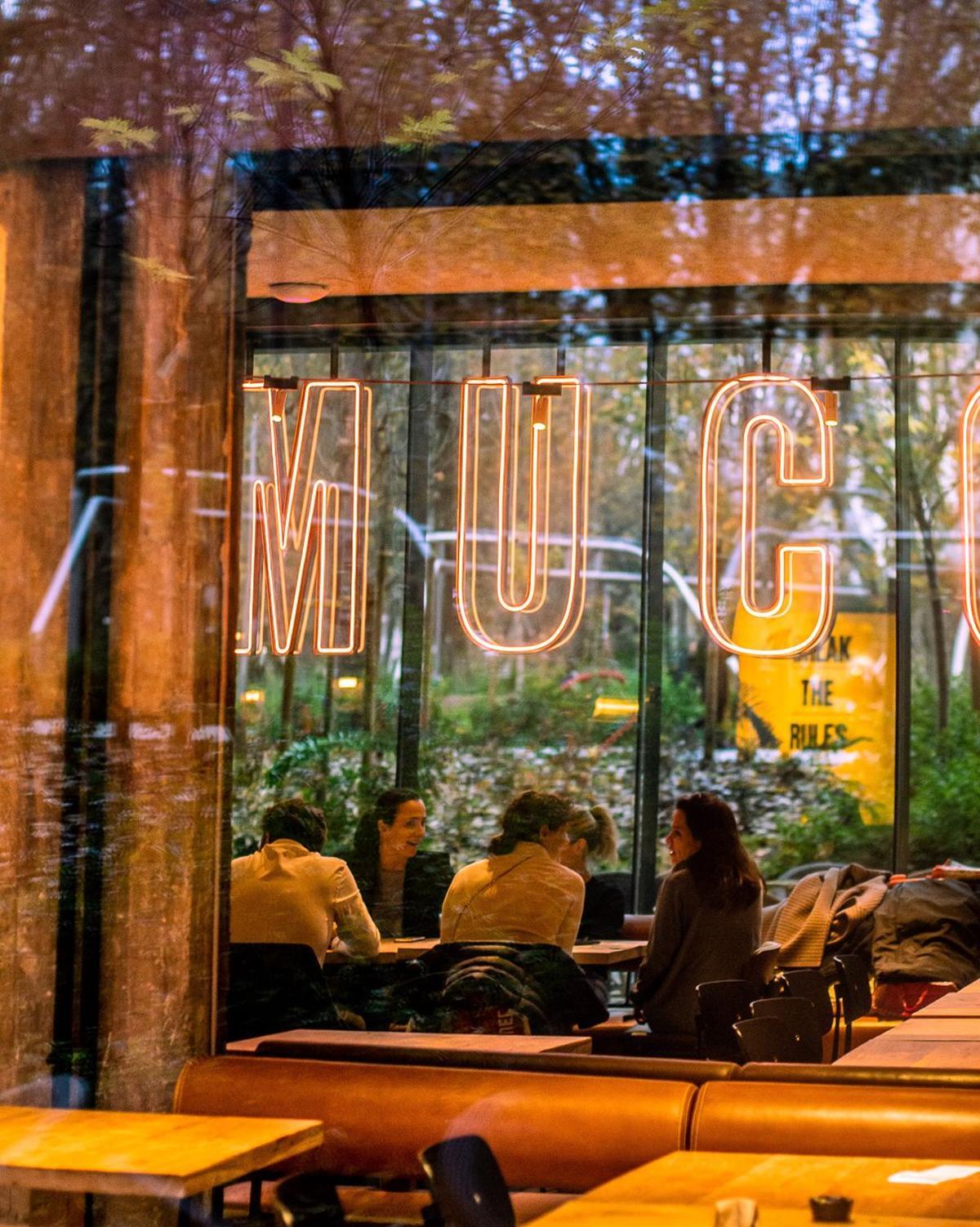 El restaurante Lamucca de Plaza de España (Madrid) cuenta con parque de bolas infantil en el sótano.