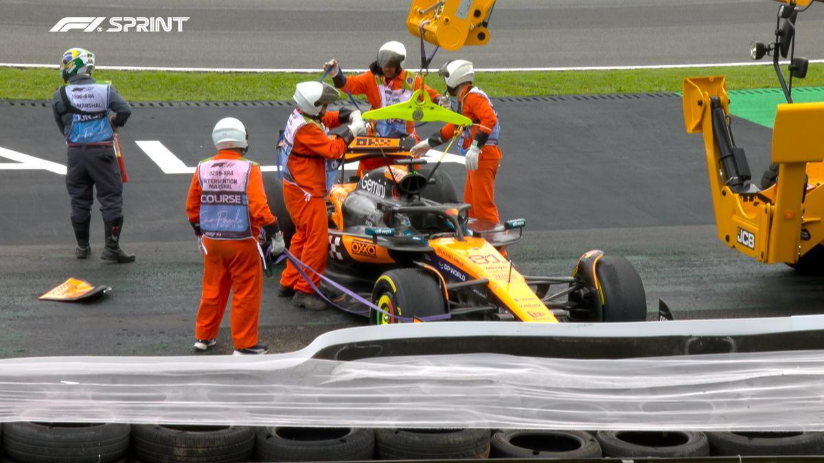 Los comisarios retiran en coche de Oscar Piastri