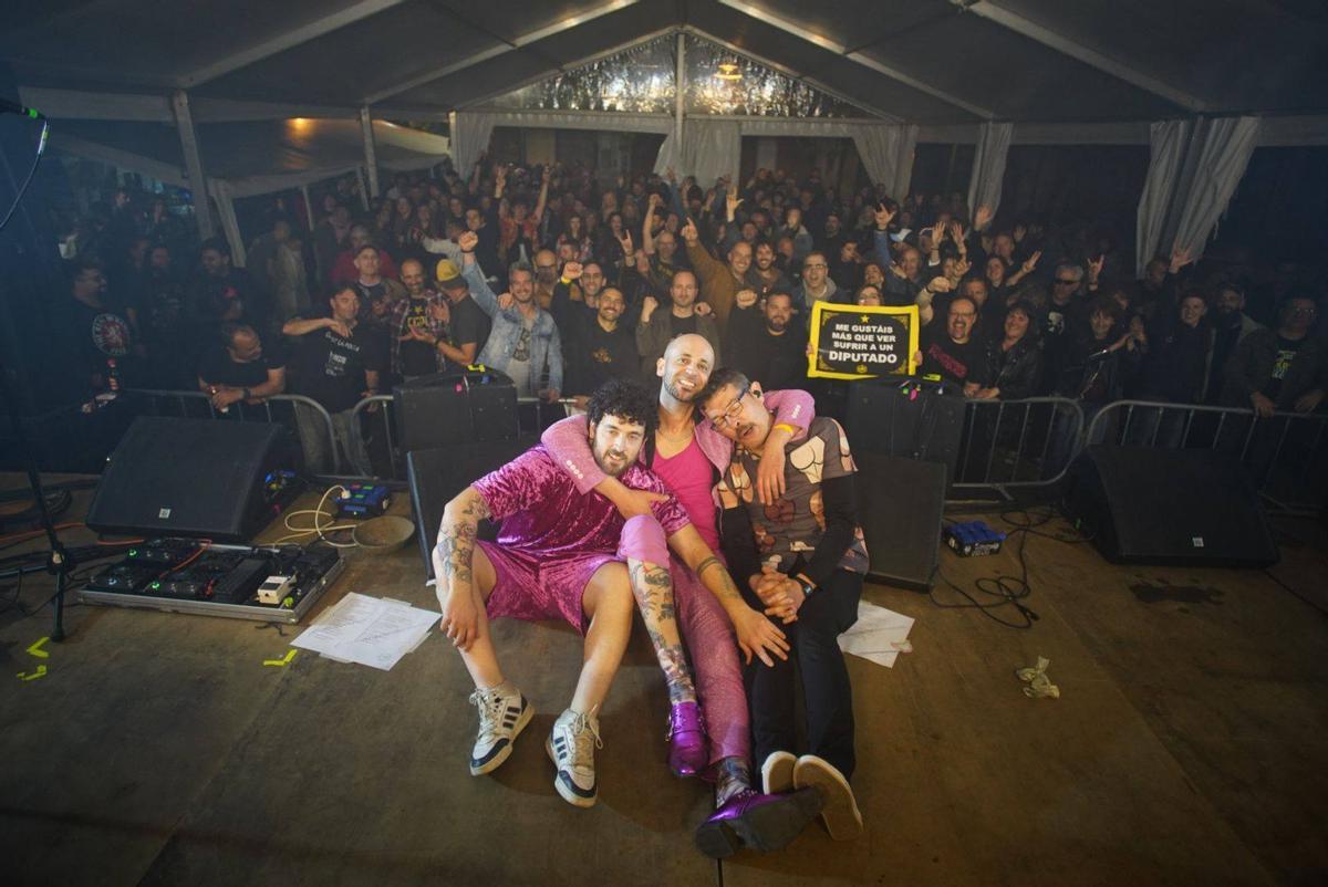 Los componentes de "Catalina grande, piñón pequeño", al terminar el concierto en Villoria.