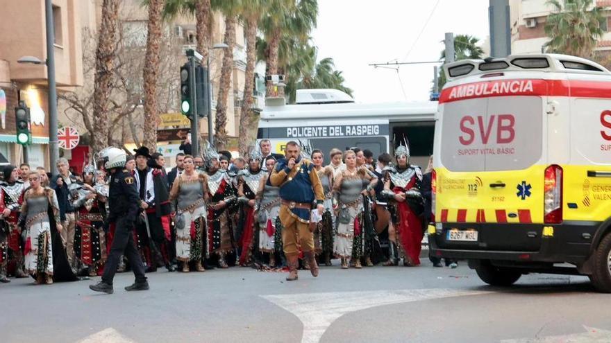 Un pequeño incendio interrumpe el desfile de Moros y Cristianos de San Vicente