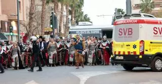 Un pequeño incendio interrumpe el desfile de Moros y Cristianos de San Vicente