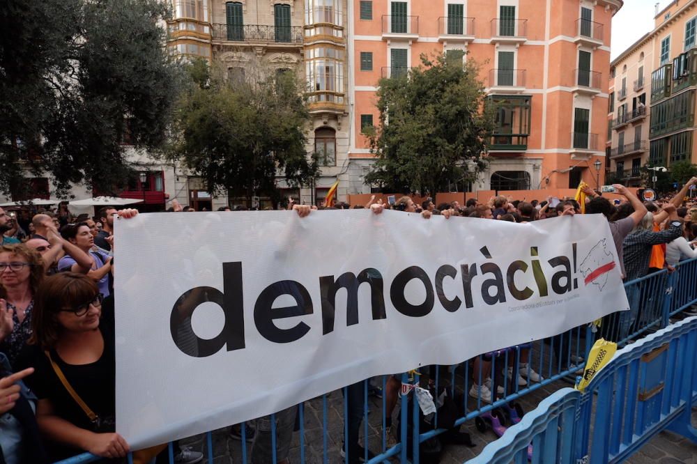 Manifestación en la plaza de Cort contra la "represión" policial en el referéndum de Cataluña