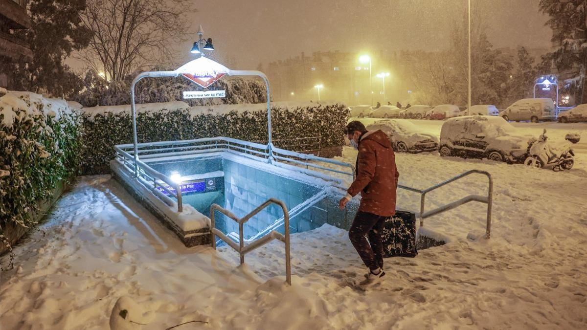 GRAF7254  MADRID  08 01 2021 - Una persona accede al metro en la avenida Ramon y Cajal  en Madrid  en una jornada en la que la Agencia Estatal de Meteorologia (Aemet) ha activado el nivel rojo por la prevision de fuertes nevadas en varias zonas de las Comunidad de Madrid  entre ellas su capital  EFE Rodrigo Jimenez