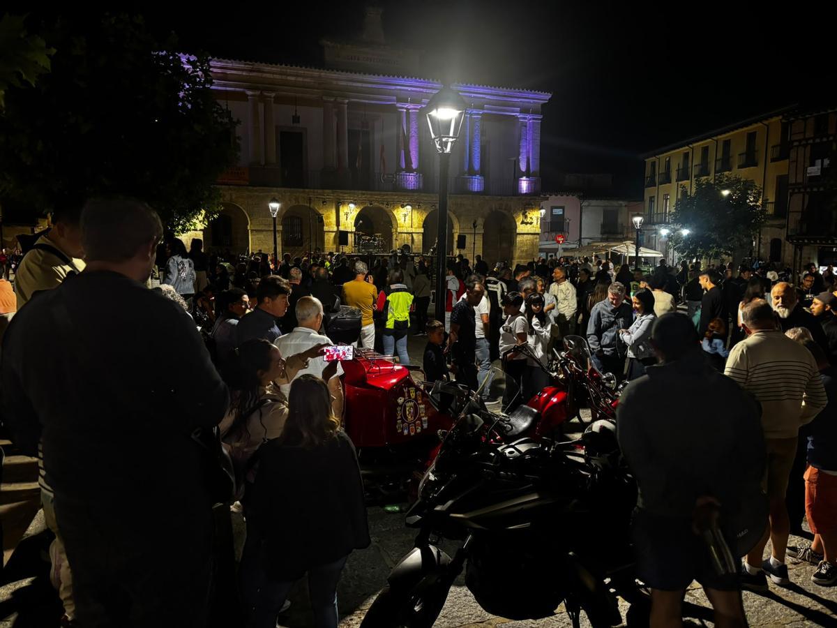 Toro se rinde al motor: emotivo desfile de antorchas y homenaje en la Plaza Mayor