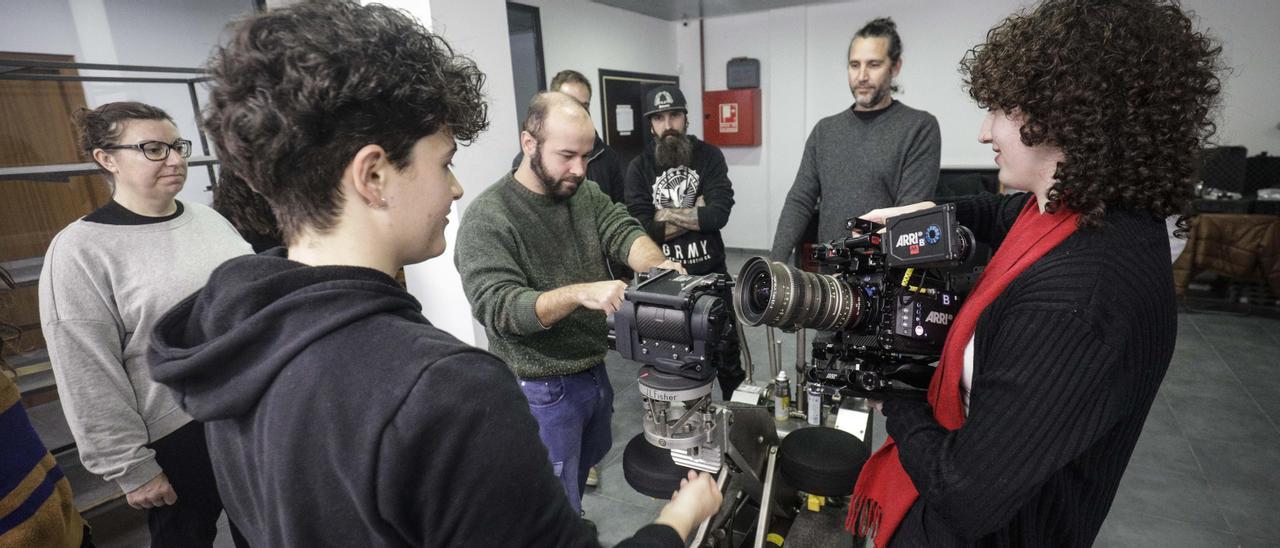 Estudiantes de la MFS, la escuela de cine del Parc Bit, practicando con la &#039;dolly&#039;