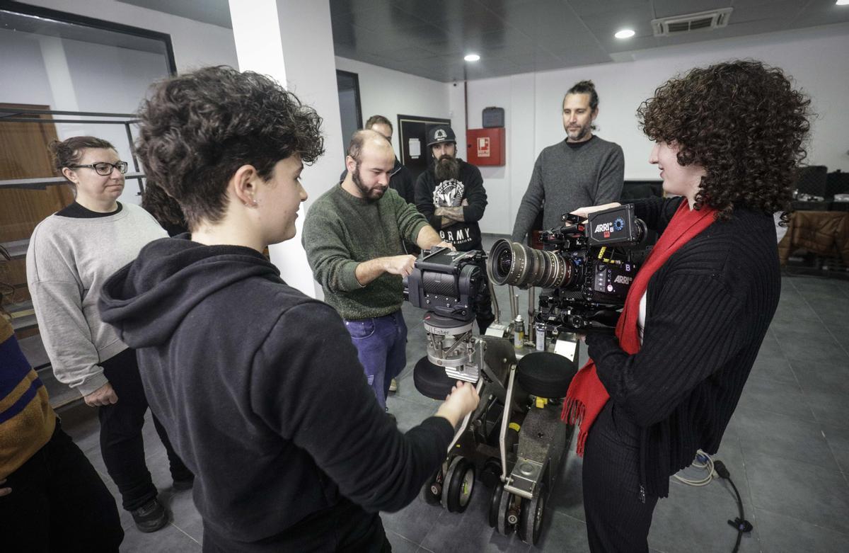Estudiantes de la MFS, la escuela de cine del Parc Bit, practicando con la 'dolly'