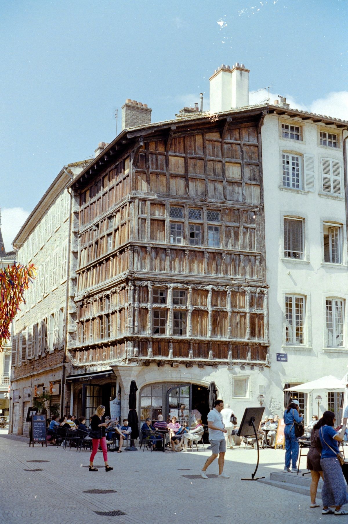 La maison de Bois, de finales del siglo XV, con su imponente fachada de madera decorada con curiosas escenas.