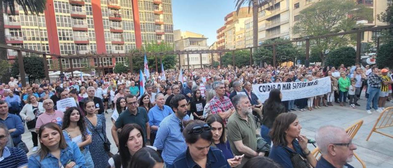 Concentración ayer en Ribeira contra el veto. | CEDIDA