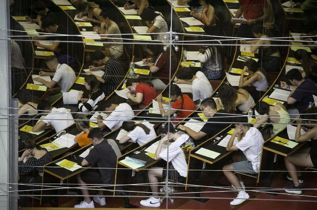 Alumnos realizando los exámenes de selectividad, la semana pasada en Barcelona.