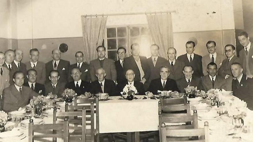 Establier, cuarto por la izquierda, sentado. En el centro, Sánchez Albornoz y, tras él, Buñuel, junto a otros intelectuales españoles en México en diciembre de 1947.