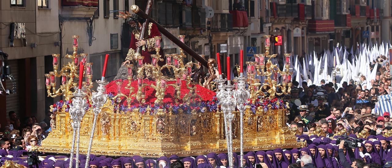 El trono de Nuestro Padre Jesús Nazareno de los Pasos en el Monte Calvario, diseñado por Jesús Castellanos, en la Semana Santa de 2018.