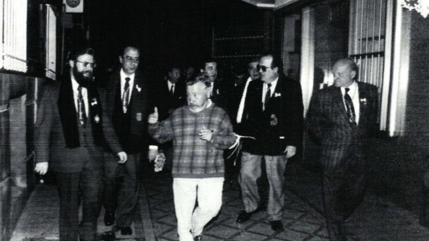 Paco, ´El Nabo´ con los hermanos mayores durante una Llamada procesionista