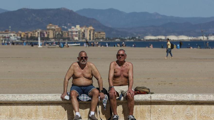 Las personas mayores son los más vulnerables al sol: así deben proteger su piel durante el verano