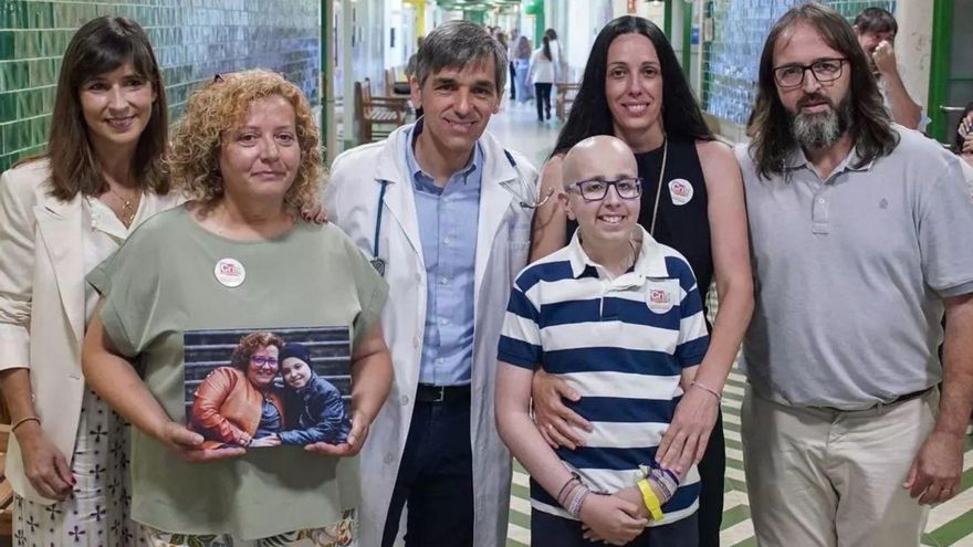De izq. a dcha.: Lola Manterola, presidenta de CRIS Contra el Cáncer; Sonia González, madre de Noel; doctor Álvaro Lassaletta, Lola Águila y José Manuel Caballero, junto a su hijo Samuel. | LOC