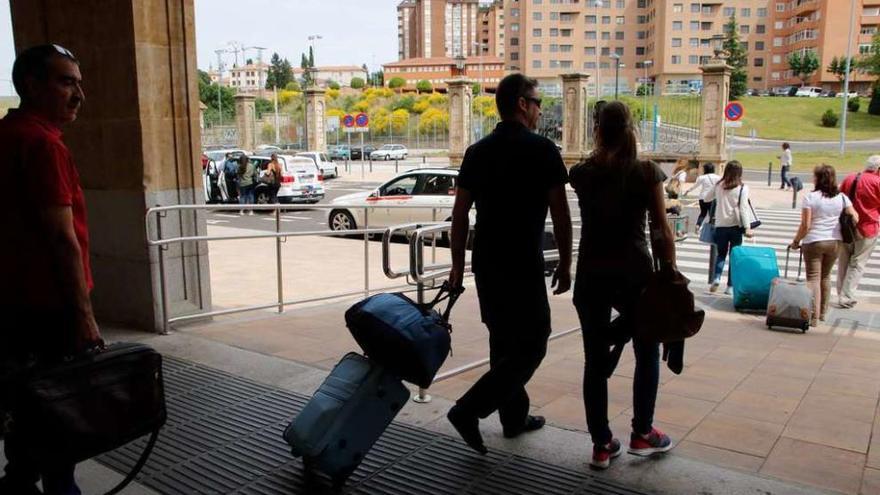 Viajeros llegan a la estación de Renfe de Zamora a través de la Alta Velocidad.