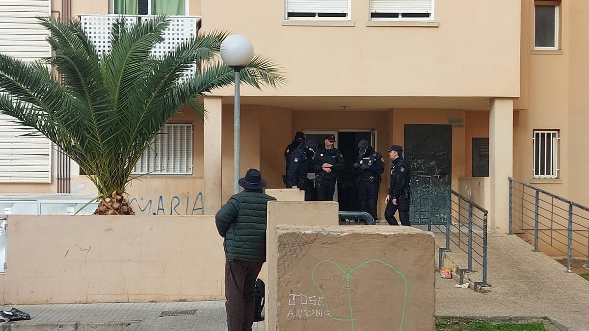 Policía en la entrada del edificio en el que se ejecutaban el desahucio.