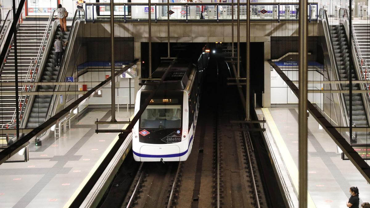 Un metro entra por la estación de la línea 6 del intercambiador de Moncloa, en Madrid.