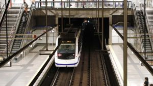Archivo - Un metro entra por la estación de la línea 6 del intercambiador de Moncloa, en Madrid (España), a 1 de julio de 2020.