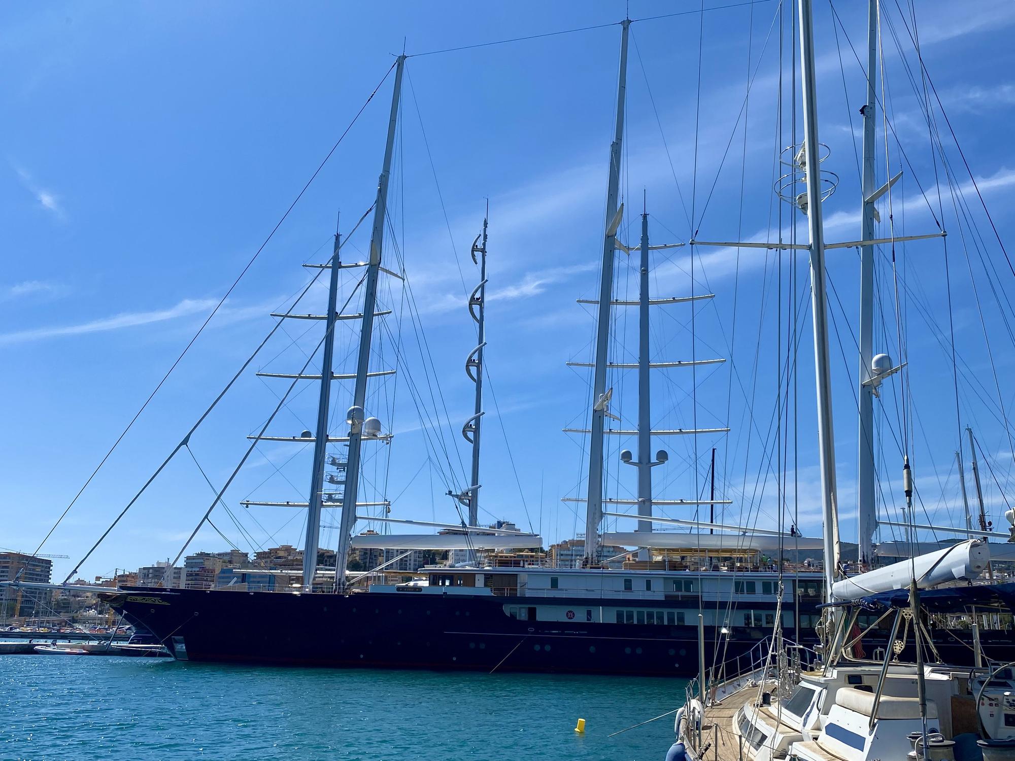 Las fotos en Mallorca del yate Abeona de Jeff Bezos, el buque de asistencia del supervelero Koru