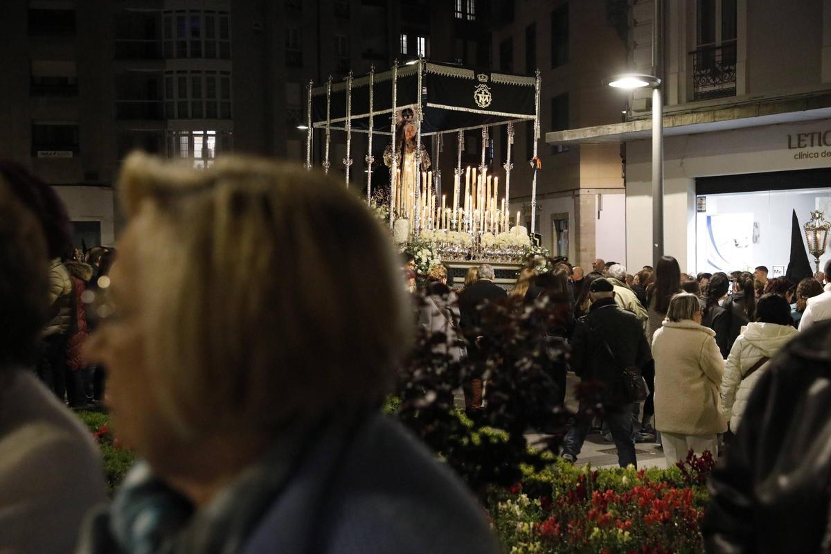 EN IMÁGENES: Emocionante procesión de la Soledad el Viernes Santo en Avilés