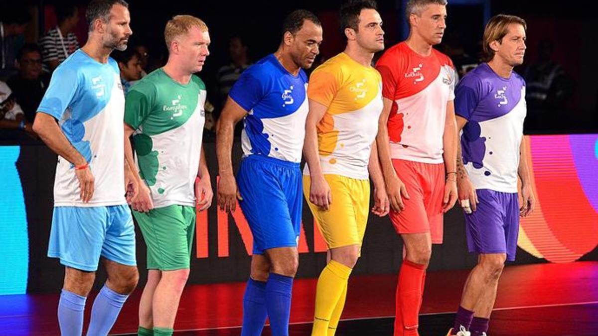 Giggs, Scholes, Cafu, Falcano, Crespo y Míchel Salgado, antes de la final de la Indian Premier Futsal