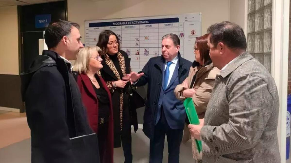 Canteli y varios técnicos y concejales durante una visita al centro social del Naranco.