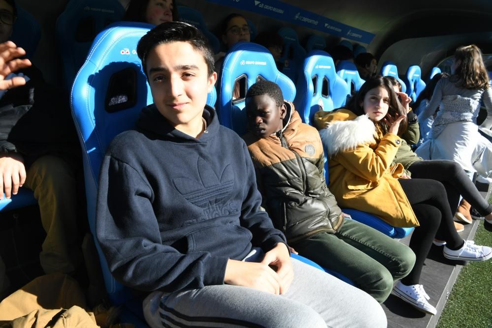 Las jugadoras del Deportivo Abanca Silvia y Maya y el jugador del Genuine, Víctor, han charlado con los escolares.