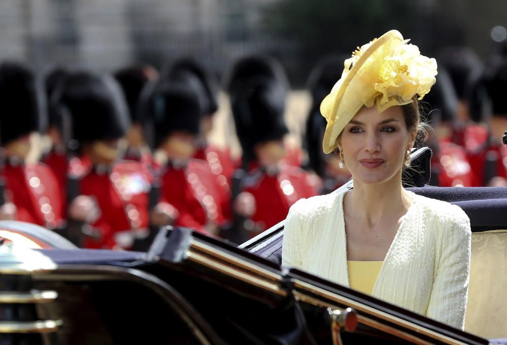 La Reina Letizia se mimetiza con el estilo británico con un tocado amarillo con flores de la diseñadora María Prieto