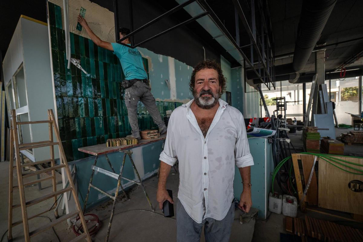 Iñaki López de Viñaspre muestra las obras de Kresala, de Sagardi, donde están instalando 5.700 azulejos artesanales.