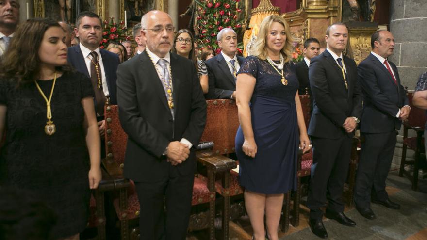 En primer término María Concepción Brito, alcaldesa de Candelaria, junto a Antonio Morales, presidente del Cabildo, Isabel Guerra, alcaldesa de Teror, Augusto Hidalgo, alcalde de Las Palmas de Gran Canaria, y Dámaso Arencibia, alcalde de Valleseco, ayer durante la misa en la Basílica de Teror.