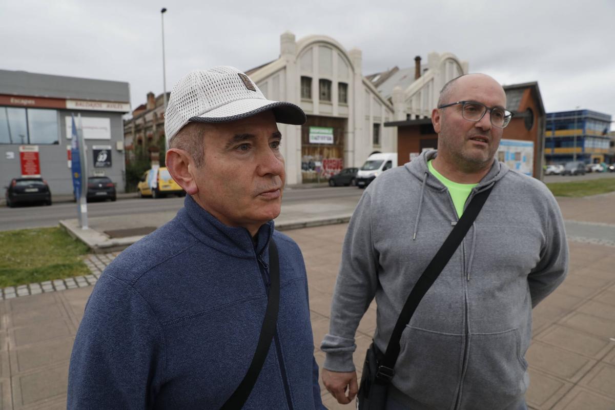 José Luis González y Óscar Fernández en la avenida Conde de Guadalhorce.