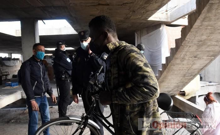 Tensión en San Pío X durante el desalojo de okupas en un edificio abandonado