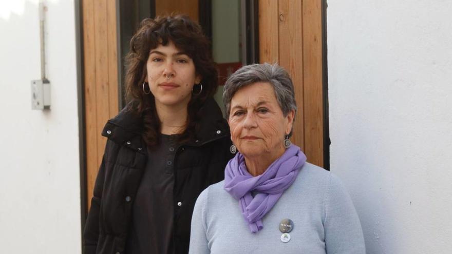 Desirée García y Elvira Pérez, a las puertas de la Casa de la Igualdad de Córdoba.