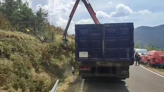 El pulpo de Chatarras J.Campo trabajando este domingo en el puerto de Oroel.